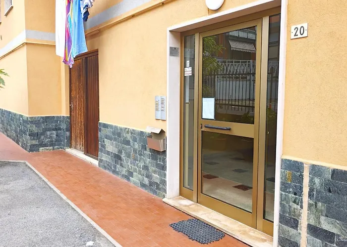 Hostdomus - La Casina Di Monica Loano